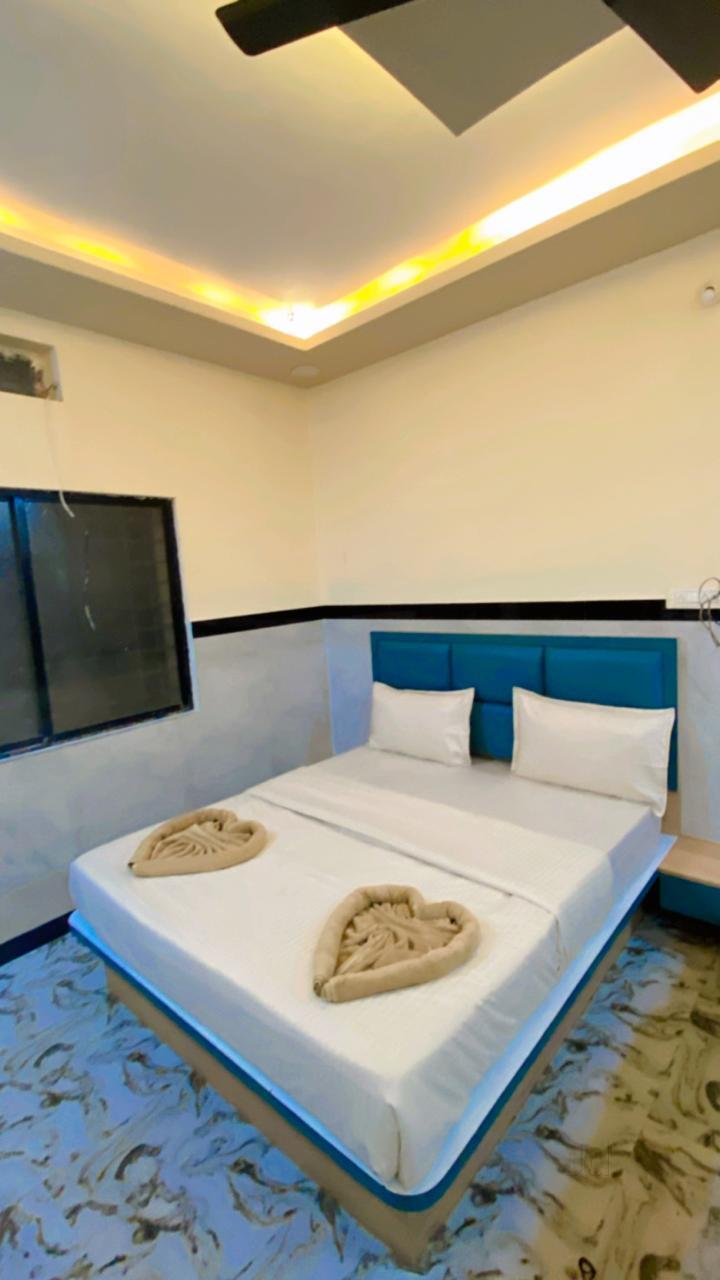 Deluxe double room at Tirumal Lodge Saundatti